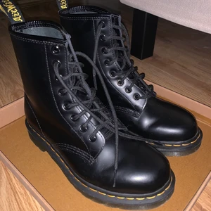 Dr Martens - Säljer mina Dr Martens i strl 38 då jag aldrig använder dem. Använt dem ca 1-2 gånger så dem är i bra skick! Köparen står för frakten! 