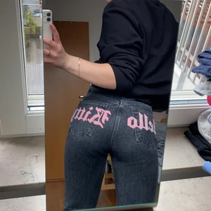 Skitsnygga jeans - Gråa jeans från bershka med hello kitty- tryck på rumpan och slits längst ner med rosa Rhine stones ☺️