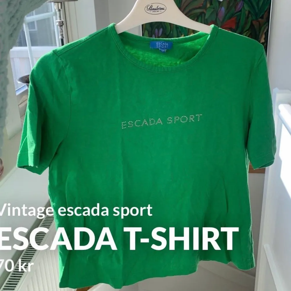 Super fin vintage escada sport T-shirt i en mycket trendig hörn färg 💓 hör av er om ni har några frågor! . T-shirts.