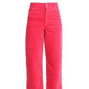 Säljer dessa fina manchesterbyxorna i en stark rosa färg! Har verkligen älskat byxorna, men nu behöver de ett nytt hem då de inte används så ofta. Storlek S och köpta på monki. Säljs för 150 kr + frakt!  Fint skick. 💖
