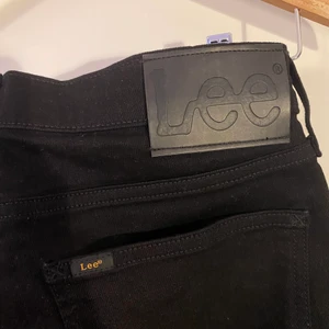 Lee jeans - Svarta Lee jeans oanvända i storlek W31 L 32 Nypris 800kr