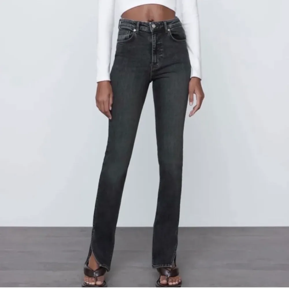 Säljer nu mina zara jeans som är mer svarta. Kontakta gärna mig vid intresse och frågor💕💕. Jeans & Byxor.