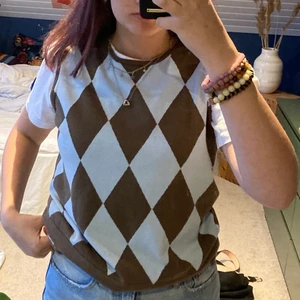 Väst - Brun och ljusblå väst från peak performance med bra skick!!!storlek XL men liten i storlek