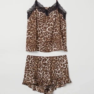 Leopard sätt  - Pyjamas i ”siden” liknanden material. Storlek M i båda delarna. Frakten kostar 49kr 