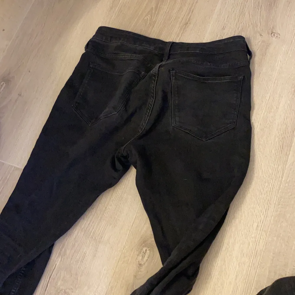 Säljer ett par förstora svarta jeans, väldigt fina men som sagt förstora:). Jeans & Byxor.