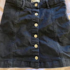 Svart kjol - De har blivit för liten😩 Kjolen har inga defekter eller fläckar! Tveka inte på att skriv till mig! Den passa Xs/S