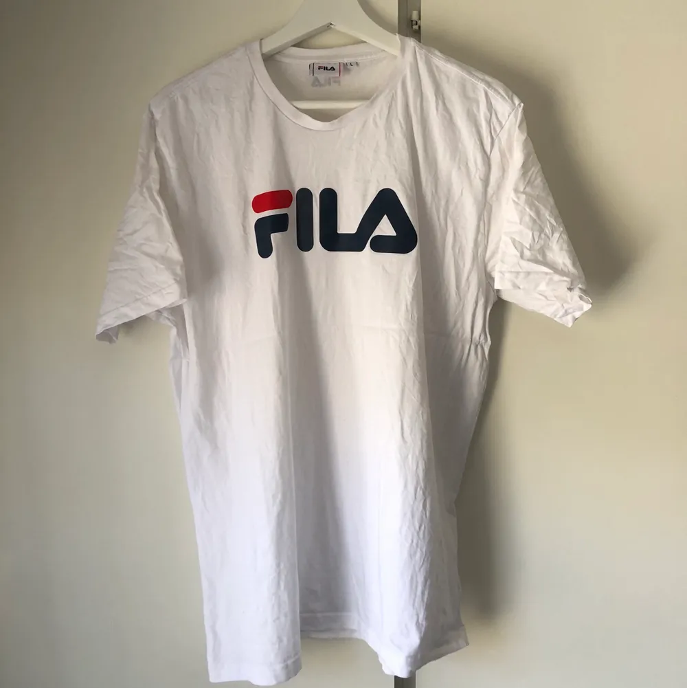 En vit over size Fila t-shirt. Använd endast en gång🌸. T-shirts.