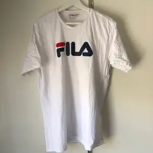En vit over size Fila t-shirt. Använd endast en gång🌸