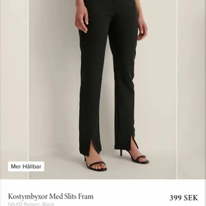 Kostymbyxa med slits - Säljer dessa knappt använda superfina kostymbyxor i strl 40. Älskar dom men är tyvärr för stora, använd 2-3 gånger. Nypris 399. Köparen står för frakt 😊