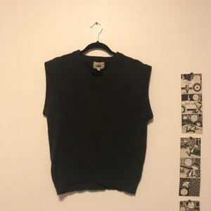 Stickad väst  - Väldigt mjuk stickad väst av 80% ull, pris går att diskutera