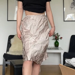 Satinkjol - Köpt på hm. Anvönd en gång. Pärl-rosa(?) färg. (Legat i en påse väldigt länge därav skrynklig. Inget som ej går att lösa med strykjärn/steamer). Säljer pga. flytt ☺️ Mina mått hittar ni i min profil om ni är osäkra om plagget kommer att passa er! ❤️