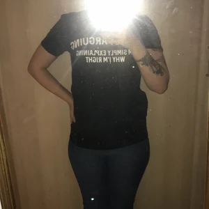 Im not arguing, im simply explaining why im right - Tröja som jag fick med när jag handlade en sak från internet, aldrig använd. Mjukt tyg, stor vit text. när jag provade den satt den ganska långt ner så den kanske passar medium med men är i storlek small. tyckte den var rolig när jag fick den men den passar inte längre min stil!