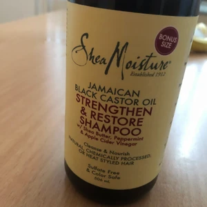  Shea moisture black cast oil shampoo  - (Helt ny har inte öppnat ).     Ge näring åt och fräscha upp håret med Jamaican Black Castor Oil Strengthen, Grow & Restore Shampoo från Shea Moisture.  Schampot är avsett för att användas dagligen. Det är berikat med ekologiskt sheasmör och svart ricinolja från Jamaica, rik på omegaoljor. Det eliminerar produktrester och orenheter, samtidigt som det återfuktar hår och hårbotten för att främja en frisk hårväxt.
