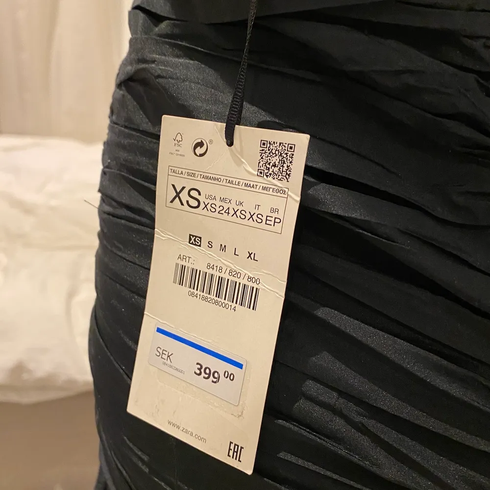 Superfin svart miniskirt från Zara, tror den är slutsåld🖤 Den är i nyskick då prislappen sitter kvar :) Nypris 399kr. Om fler är intresserade blir det budgivning! Frakt ingår inte🎱. Kjolar.