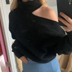 Super fin och unik tröja🖤 - Såå fin och unik tröja från Gina tricot, aldrig använd vara testad!🖤🖤
