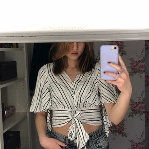 Topp  - Säljer denna fina topp på grund av att den är för liten och använder den inte, köpt på ginatricot och i storlek 34 