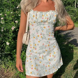 Klänning - Säljer den här söta klänningen i strl S! 💕 150kr + frakt. Lånad bild