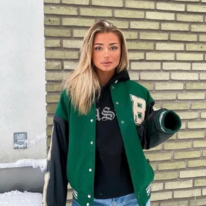 Collage jacka  - (!lånade bilder!) Säljer denna helt nya as cola jacka, endast provad, köpt för 800kr+frakt. Säljer för att den inte kommer till användning. Köp direkt för 700kr+frakt eller buda i kommentarerna💚