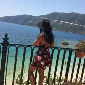 Somrig byxdress/playsuit - Jättefin byxdress! Fint skick men nopprig så därav priset. Kan skickas lite billigare om man ej önskar spårbart! 