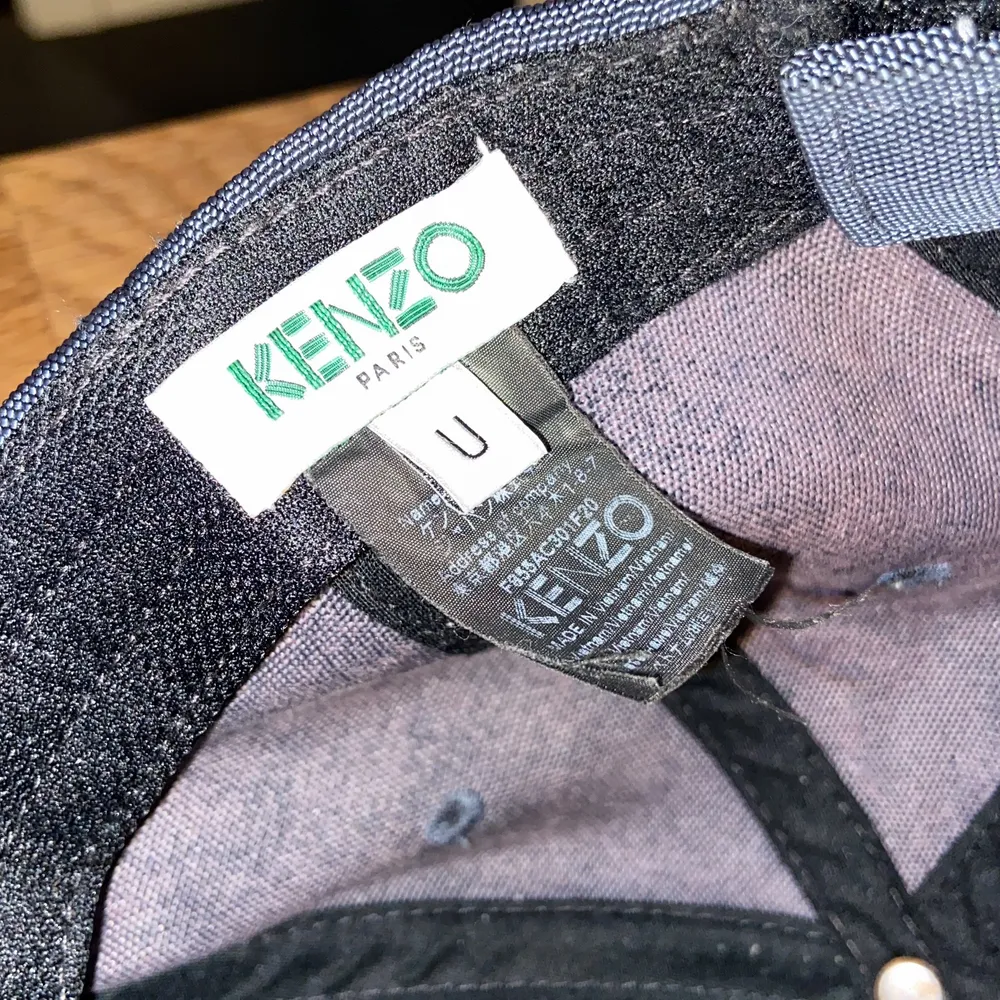 Säljer en äkta kenzo keps i gått, den är välanvänvänd och i jättebra skick! Nypris var 1100kr och säljer den för 450kr. Accessoarer.