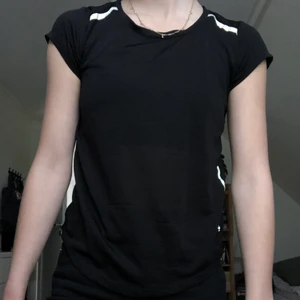 Svart träningströja strl. XS - Svart träningstshirt i strl. XS. Märke PRO touch. Tunnt och luftigt tyg. Reflexdetaljer. Superskön!! Lagad i bak men det syns knappt. Gratis frakt.