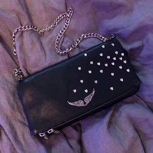 Zadig Voltaire väska - Intresse koll på min fina Zadig & Voltaire väska. Köpt jan 2020! Har kvar kvitto & dustbag. Har tyvärr tappat bort De långa smala bandet. Skriv om ni är intresserade, och hur mycket ni skulle kunna betala!  