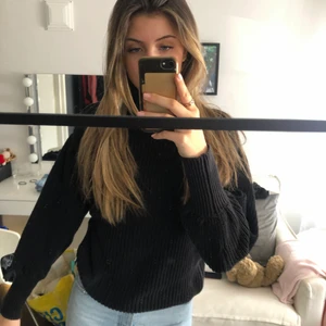 Stickad svart tröja - Fin stickad tröja från Gina Tricot utan skador. Basic men fin tröja. Säljare står för frakt, kan disskutera pris.