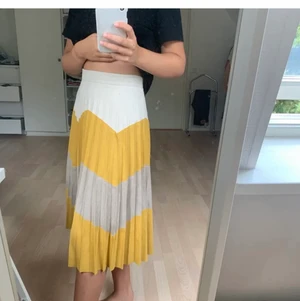 Kjol i mockaimitation - Jättefin, blockrandig kjol från Zara i mockaimitation. Använd ett fåtal gånger, mycket fint skick! 