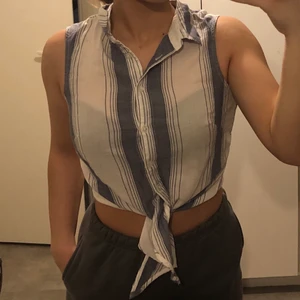 Kortärmad skjorta  - Säljer min fina kortärmad blå/vita skjorta. Den är använd några gånger men fortfarande i bra skick.