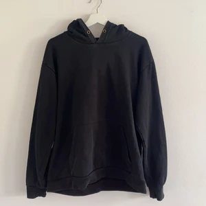 Svart hoodie från ZARA  - Svart hoodie från ZARA. Priset kan diskuteras vid intresse. Önskas fler bilder, kontakta mig💕