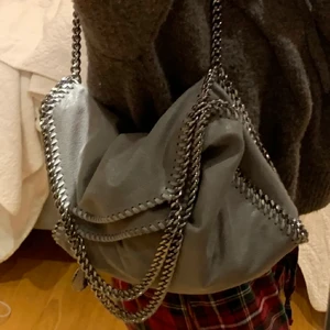 Stella mccartney väska fold over - Nyskick, äkta såklart. Superfin grå färg💞 Kan skicka äkthetsbevis privat