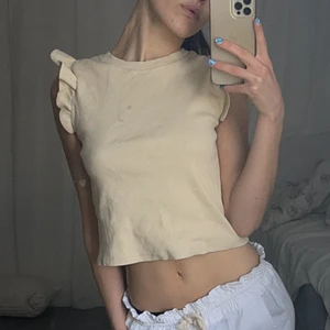 Zara topp - Zara topp säljes, en fläck som syns lite men inget som jag stör mig på. Köparen står för frakt