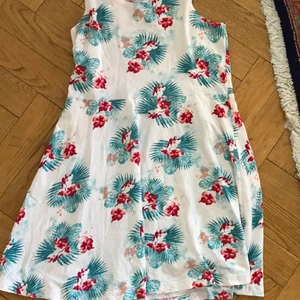 sommar klänning  - blommig sommar klänning! luftig och charmig! sitter väldigt vackert perfekt till sommarn.