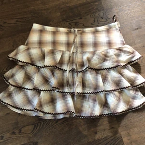 38/36 - Volanger, rutigt, jätte fin men passar inte mig längre tyvärr. Köpt utomlands. Perfekt till stranden i sommaren. Ser stretching ut men är inte så stretching💖💕✨