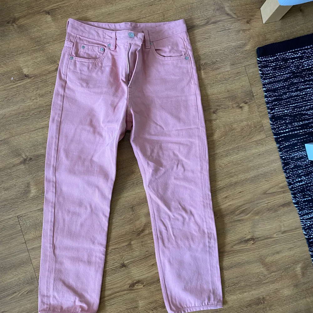 Superfina rosa jeans från Arket. W: 26, längd: Croppade för att passa mig, jag är 165cm. Felfritt skick 🌸. Jeans & Byxor.