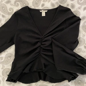 Tröja - Fin tröja från hm, inte använd mycket alls så bra skick! Kan mötas i linköping eller så står köparen för frakten. Normal i storleken