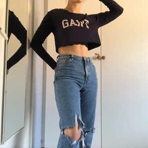 Gant croptop - En marinblå gant tröja som har blivit omgjord. Tröjan är i fint skick då den inte har blivit använd så mycket:) Storleken sitter snyggt på mig som vanligtvis har strlk M. 