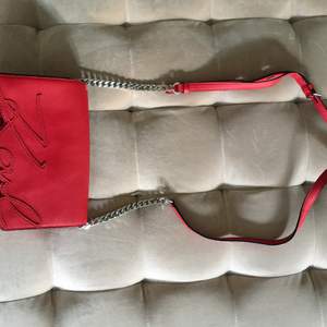 Röd Karl Signature väska. En av de första versionerna från Karl Lagerfeld. 100% läder.  Mycket gott skick.  Nypris 2000 SEK