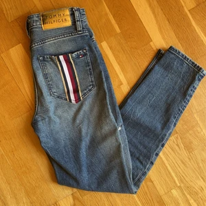 Tommy Hilfiger Jeans (ICONS) - Säljer dessa supersnygga Tommy Hilfiger Jeans (ICONS), eftersom att de tyvärr blivit för små för mig. Superfin passform, med små detaljer. Köpt för 1199 kr, säljes för 399kr. Pris kan diskuteras! 