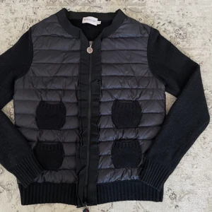 Moncler cardigan knit jacka - Säljer min svarta moncler cardigan knit jacka i storlek S. Jackan är använd men i fint skick. En populär jacka som passar perfekt till våren. Jackan är självklart äkta och det finns QR att scanna för äkthetsbevis. Nypris ungefär 7000kr. Möts upp eller skickas spårbart. 