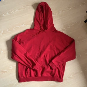 Hoodie -  En röd Hoodie från Cubus. Skön och fin. Strl XL🌹