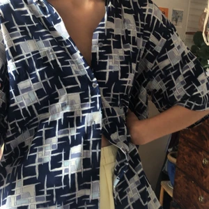 Mönstrig skjorta - Kortärmad skjorta i silkesliknabde material ( kan tyvärr inte se vilket material det är på lappen). Köpt second hand i Köpenhamn för några år sedan  men har inte fått så bra användning för den. Bara att fråga om det önskas fler bilder💕