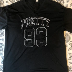 Svart Jersey stl M/L - Köpt på H&M, fint skick, står storlek M men funkar även som L då den är oversized. Säljer av mycket kläder nu då jag ska flytta så passa på medan chansen finns!