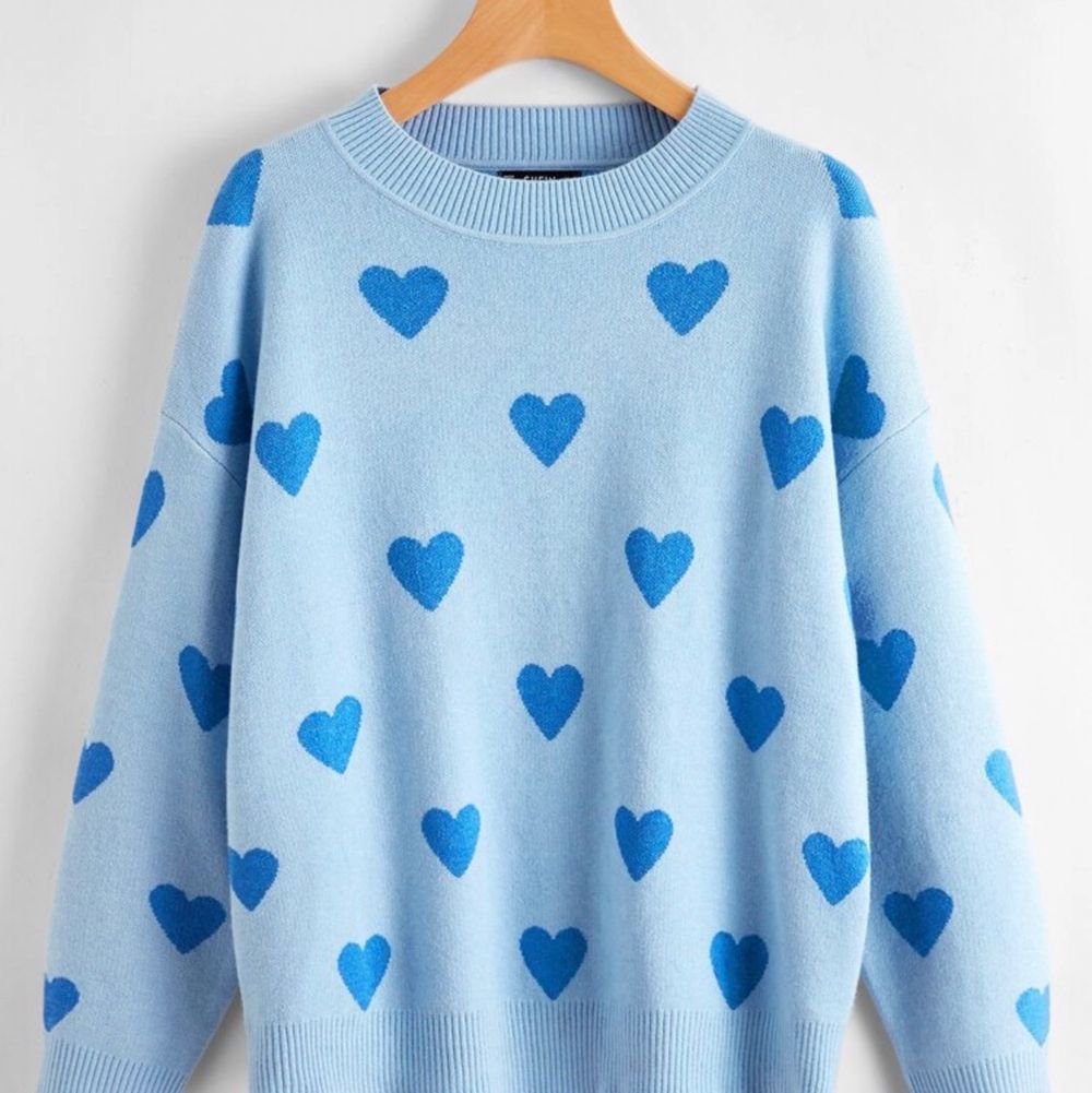 Blå stor tröja med hjärtan | Plick Second Hand