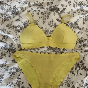 Gul bikini - Gul bikini från h&m. Använd få gånger under förra sommaren. Storlek 40