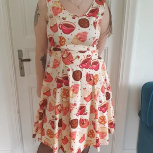 Ny Lade Vintage Klänning Storlek 12 - Ny Krämvit  Rickabillyklänning med cupcakemönster