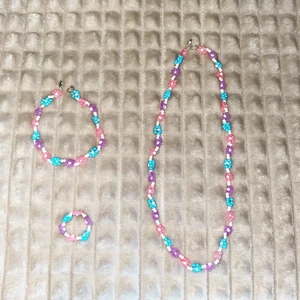 Blommigt set💕🦋 - Blommigt set💕🦋matchande ring, halsband & armband med blommor för 50kr exklusive frakt🌸går att beställa i olika färger & storlekar🤍man kan designa lite hur man vill och även köpa liknande separat men just detta säljs som ett set💗våriga kramar från Ellen & Moa🌼