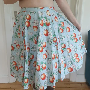 Ny Rockabillykjol ljusblå med äpplen Storlek L - Ny Rockabillykjol ljusblå med äpplen Storlek L