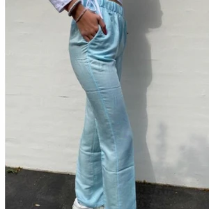 Linnebyxor designbysi - Endast använda 1 gång - nyskick!!! Superfina & trendiga linnebyxor från designbysi. Strl 36 men Små i storlek!!!💕 skriv för fler bilder⚡️ nypris över 400 kr