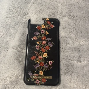 Skal Iphone 7+/8+ - Skal till Iphone 7+ eller 8+ från Ideal of Sweden. Lite trasigt i hörnet men fungerar felfritt.